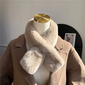 Dettaglio dello scaldacollo incrociato in ecopelliccia color albicocca su cappotto