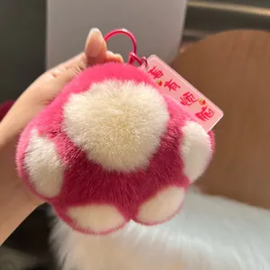 Makro-Detail des Plüsch-Katzenpfoten-Schlüsselanhängers mit rosa Metallring