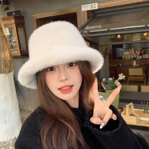 Chapeau bob d'hiver en fausse fourrure blanche pour femme avec texture peluche chaude