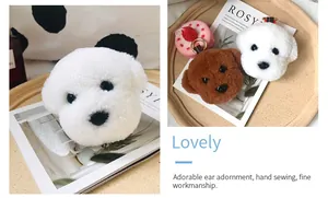 Dettaglio di ciondoli a forma di cane in peluche con morbida texture e occhi di perline