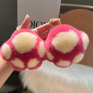 Detailansicht des flauschigen Katzenpfoten-Plüschanhängers in Rosa mit Goldring