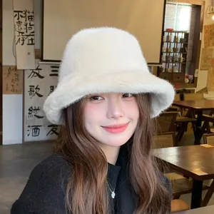 Chapeau bob en peluche blanc crème pour femme idéal pour l'hiver chaud et élégant