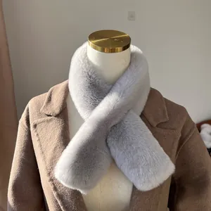 Dettaglio di una sciarpa in finta pelliccia di coniglio grigio chiaro con design a incrocio