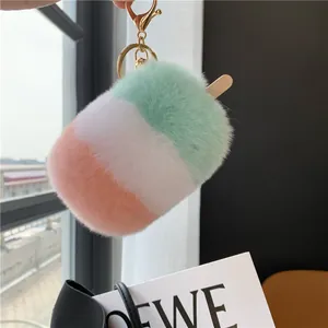 Detailansicht der Plüsch-Eiscreme-Anhänger mit flauschiger Rex-Kaninchen-Struktur
