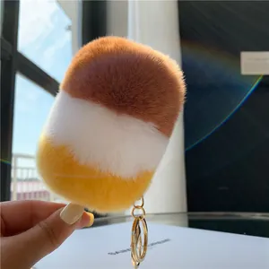 Nahaufnahme eines dreifarbigen Plüsch-Eiscreme-Anhängers mit goldenem Metallring