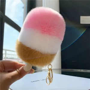 Nahaufnahme des dreifarbigen Plüsch-Eis-Anhängers mit goldenem Schlüsselring