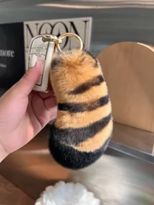 Detail eines weichen gestreiften Plüsch Tiger-Schwanz Schlüsselanhängers am Autoschlüssel