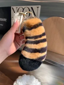 Detailansicht eines Schlüsselanhängers mit Tigermuster und goldenem Verschluss