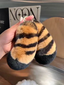 Nahaufnahme flauschiger Tiger-Schlüsselanhänger mit goldenen Ringen und weichem Kunstfell