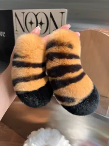 Nahaufnahme von flauschigen Tigerstreifen-Schlüsselanhängern aus echtem Rex-Kaninchenfell