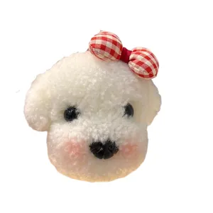 Porte-clés chien en peluche blanche avec nœud vichy rouge pour sacs et accessoires