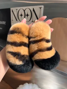 Nahaufnahme eines flauschigen Tiger-Schlüsselanhängers aus echtem Kaninchenfell