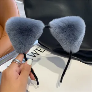 Detailopname van de pluche kattenoren haarband in grijsblauw met imitatiebont