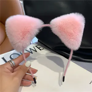 Detailopname van roze pluche kattenoor hoofdband met zachte imitatiebont en schattig design