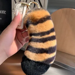 Plüschtier Schlüsselanhänger aus Rex-Kaninchenfell im Tiger-Design mit Goldring