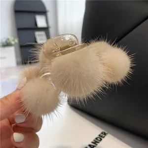 Eleganter Nerzfell Haarkrebs Herbst Winter Großer Plüsch Fellkugeln Hai Clip Für Damen Tägliche Süße Haar Accessoires