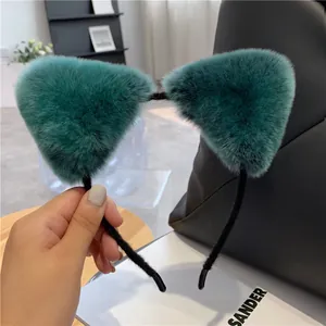 Detailopname van de donkergroene pluche kattenoren hoofdband met zachte imitatiebont textuur