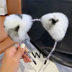 Detailopname van pluche kattenoren haarband in zwart-wit met zachte imitatiebont