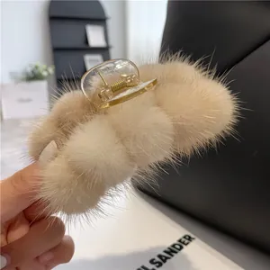 Plüschige Pelz-Haarklammer in Beige, große Haarkralle für Damen für den Winter-Look