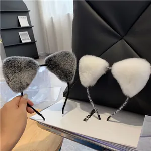 Detailopname van pluizige kattenoren haarbanden in grijs en wit imitatiebont textuur