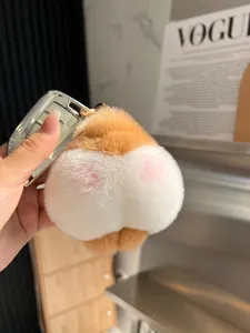 Dettaglio portachiavi a forma di sedere di Corgi in peluche con soffice pelliccia bianca e marrone