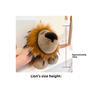 Détail du pendentif lion en peluche de 18cm avec fourrure de lapin synthétique brune