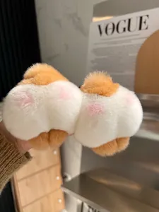 Dettaglio ravvicinato di portachiavi a forma di sedere di Corgi in morbido peluche arancio