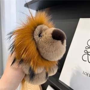 Vue détaillée d'un pendentif lion en fausse fourrure de lapin douce pour sacs à main