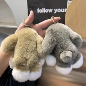 Porte-clés en peluche lapin aux longues oreilles kaki et gris avec anneaux dorés élégants