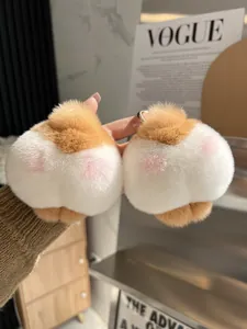 Vista dettagliata di un portachiavi in peluche a forma di sedere di Corgi con anello