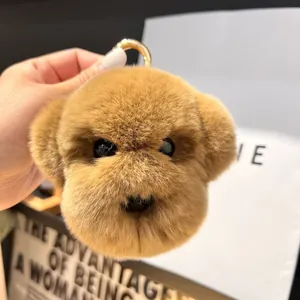 Porte-clés chien en peluche marron avec fermoir en métal doré sur fond minimaliste
