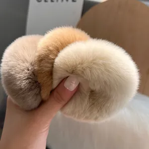 Tre elastici per capelli in peluche beige e talpa con texture morbida e soffice