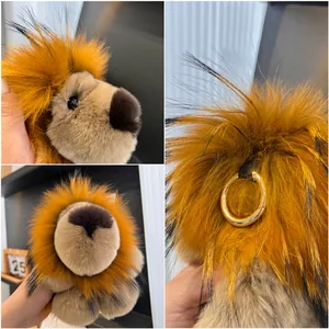 Détails du porte-clés lion en peluche montrant la fourrure douce et le fermoir doré