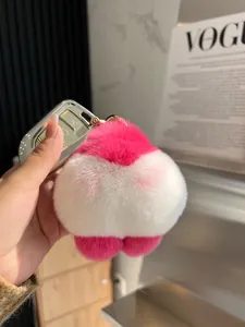 Dettaglio del portachiavi corgi in morbida pelliccia sintetica rosa e bianca