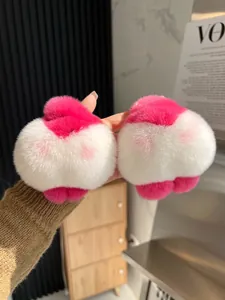Dettaglio del portachiavi a forma di sedere di Corgi in peluche rosa e bianco