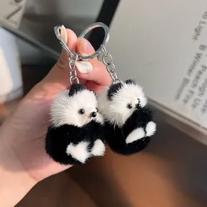 Vue détaillée de porte-clés panda en fausse fourrure douce avec anneaux en métal argenté