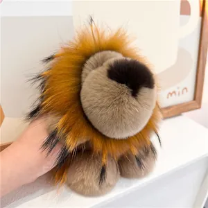 Gros plan du pendentif lion en peluche douce avec texture en fourrure de lapin