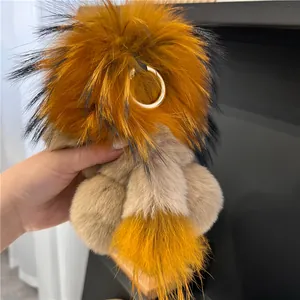 Détail du porte-clés lion en fourrure de lapin avec boucle métallique dorée