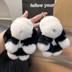 Détail de deux porte-clés panda en peluche douce avec anneaux en métal doré