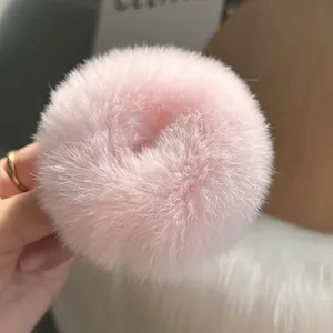Macro di elastico per capelli in pelliccia di coniglio rosa chiaro con trama soffice