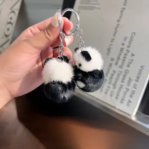 Vue détaillée de deux porte-clés panda en peluche douce en fausse fourrure pour sacs