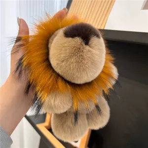 Vue détaillée du porte-clés lion en peluche douce avec crinière orange et visage beige clair