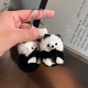 Vue détaillée de deux porte-clés panda en fourrure de vison avec anneaux métalliques