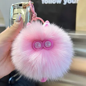 Detailansicht eines pinken flauschigen Monster-Schlüsselanhängers mit großen Augen