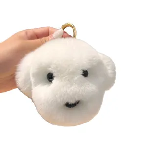 Porte-clés chien en peluche blanc avec anneau doré et texture douce en fourrure synthétique