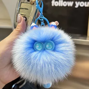 Nahaufnahme eines blauen Fuchsfell-Katzenanhängers mit Sternenaugen und blauem Haken