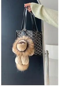 Vue détaillée d'un charmant lion en peluche avec fermoir doré sur un sac à main