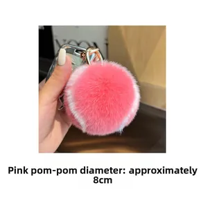 Vue détaillée du porte-clés baseball rose en fourrure de lapin 8cm avec boucle