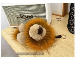 Détail d'un porte-clés lion en peluche de 20 cm avec fourrure douce et boucle dorée