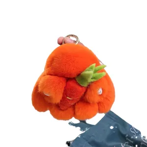 Portachiavi con coniglio di peluche arancione con carota e anello in metallo oro